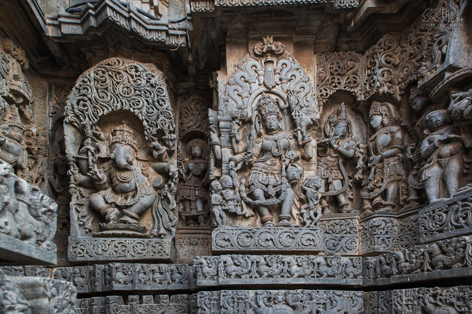 Halebidu De muren van de Hoysala tempel in Halebidu zijn bedekt met een eindeloze verscheidenheid aan reliëfs uit de hindoeïstische mythologie, dieren en dansende figuren. Stefan Cruysberghs